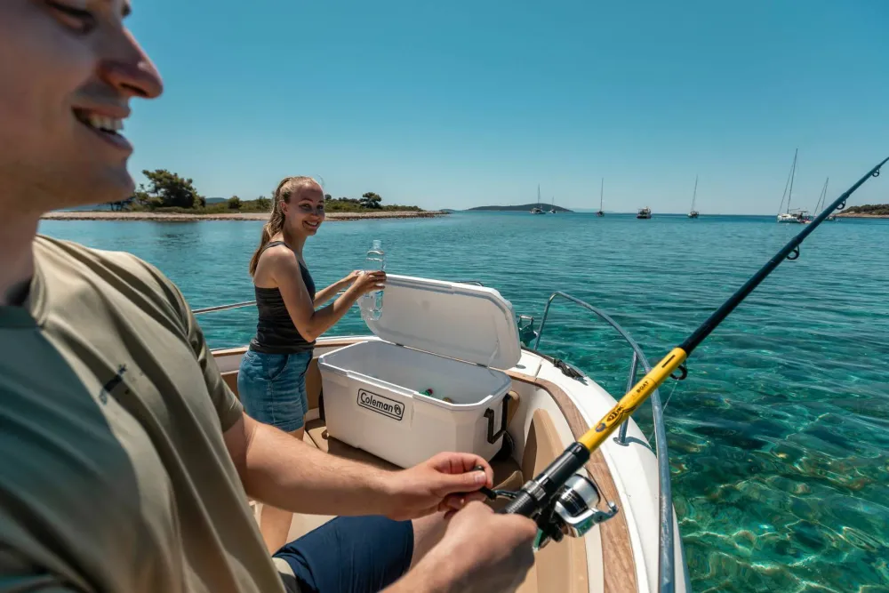 Coleman Xtreme Marine Wheeled 100 QT White Online