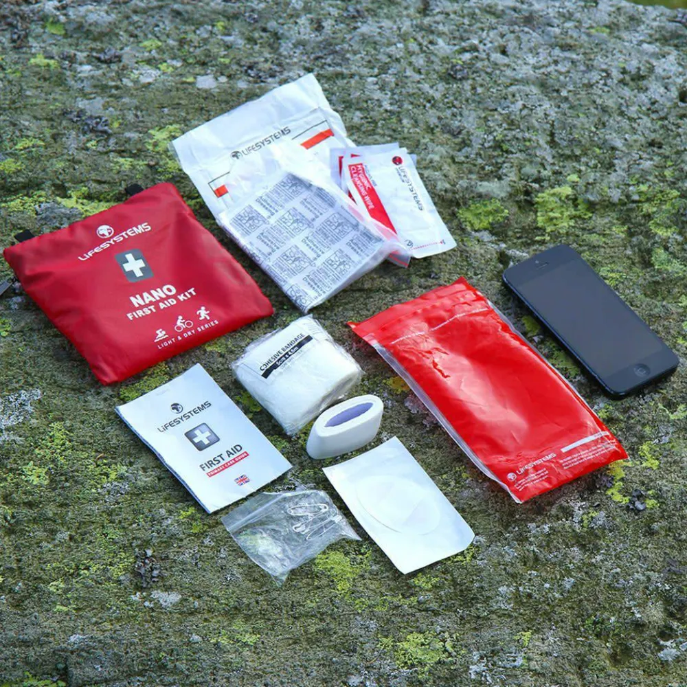 Lifesystems First Aid Light & Dry Nano Nocolour Rød Best