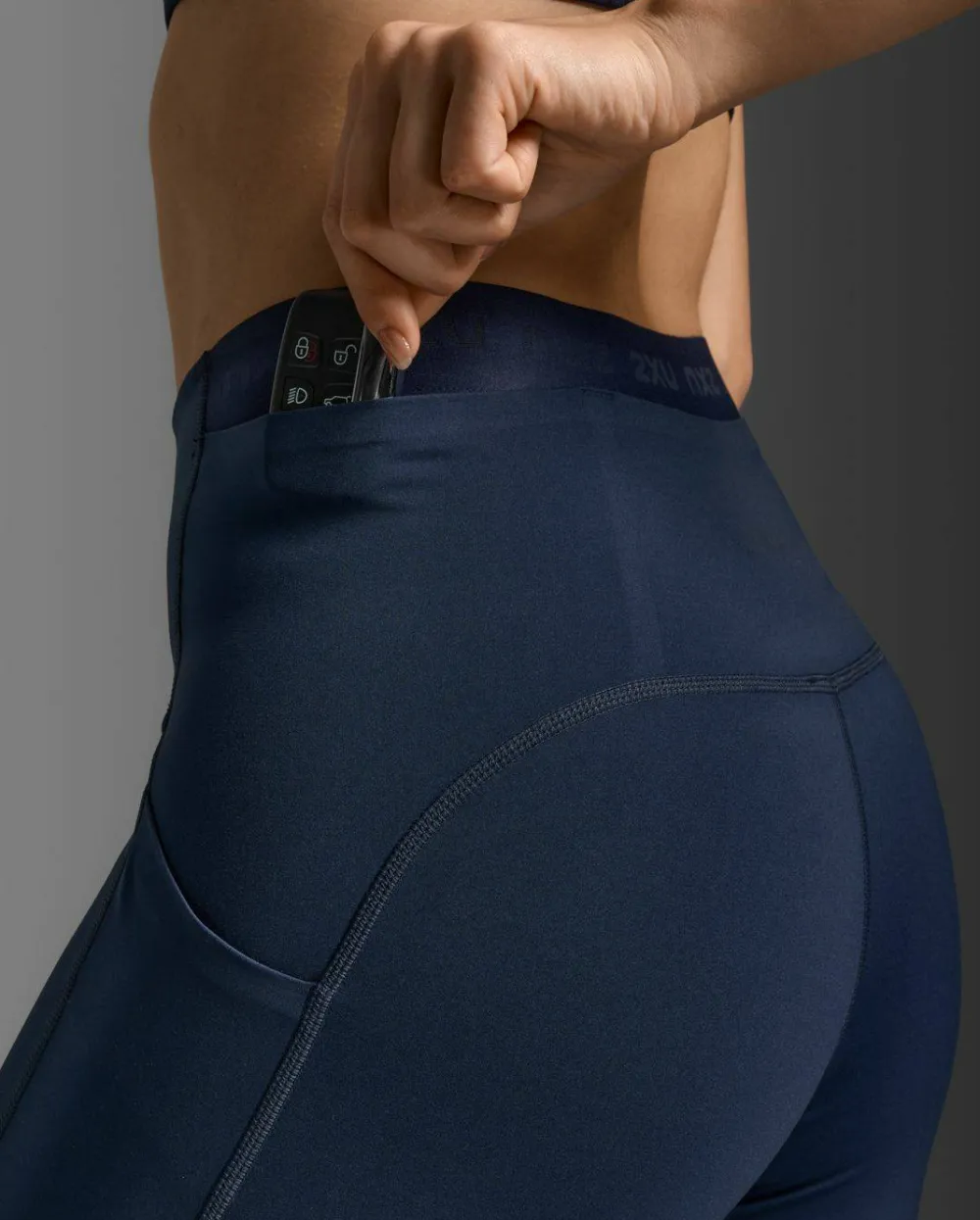 2XU Women's Form Stash Hi-Rise Compression 7/8 Midnight/Midnight